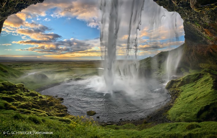 02. Seljalandsfoss.jpg